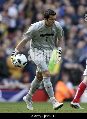 JULIO CESAR BRAZIL INTER MILAN BRAZIL & INTER MILAN EMIRATES STADIUM LONDON ENGLAND 27 March 2011 Stock Photo