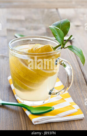 Tasse aus Glas mit heisser Zitrone Stock Photo