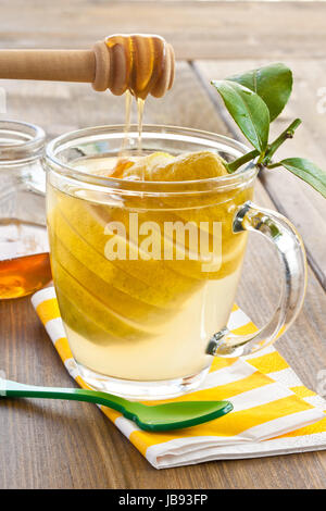 Tasse aus Glas mit heisser Zitrone und Honig Stock Photo