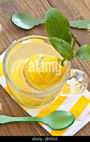 Tasse aus Glas mit heisser Zitrone Stock Photo