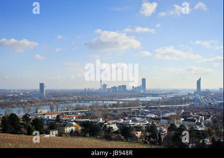 Wien an der Donau von Norden gesehen mit Nussdorf im Vordergrund Stock Photo