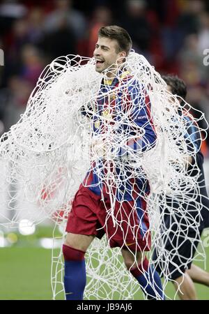 GERARD PIQUE DRAPED IN THE GOA FC BARCELONA V MANCHESTER UTD WEMBLEY STADIUM LONDON ENGLAND 28 May 2011 Stock Photo