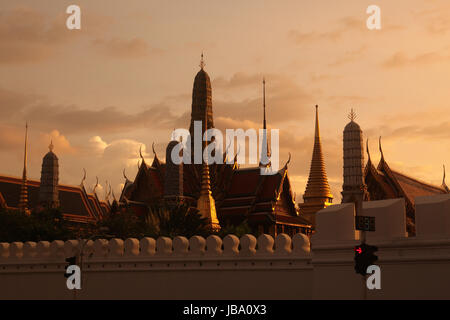 Das Tempelgelaende in der Abendstimmung mit dem Wat Phra Keo beim Koenigspalast im Historischen Zentrum der Hauptstadt Bangkok in Thailand. Stock Photo