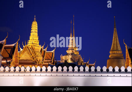 Das Tempelgelaende in der Abendstimmung mit dem Wat Phra Keo beim Koenigspalast im Historischen Zentrum der Hauptstadt Bangkok in Thailand. Stock Photo
