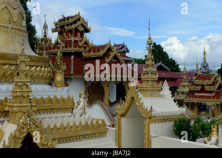 Der Tempel Wat Jong Kham und Jong Klang am See Nong Jong Kham im Dorf Mae Hong Son im norden von Thailand in Suedostasien. Stock Photo
