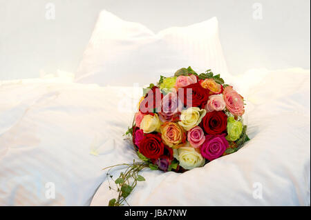 Brautstrauß auf einem Bett Bridal Bouquet on a bed Stock Photo