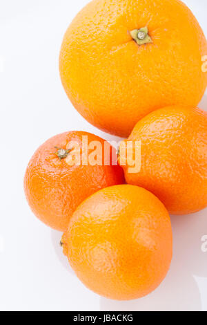 frische reife orange zitrusfrucht südfrucht gesund obst frucht vitamine isoliert vor wessem hintergrund Stock Photo