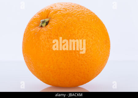 frische reife orange zitrusfrucht südfrucht gesund obst frucht vitamine isoliert vor wessem hintergrund Stock Photo