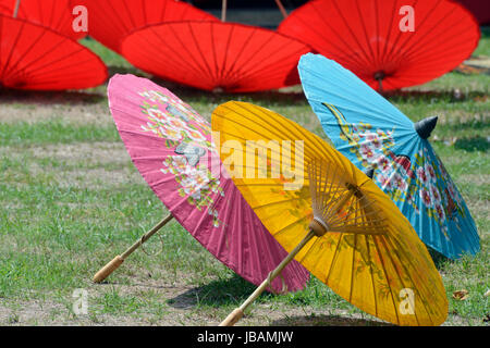 Traditionalle Schirme und Faecher aus Paier werden produziert in einer Papierschirm Fabrik in Chiang Mai im norden von Thailand in Suedostasien. Stock Photo