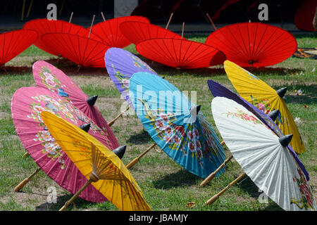 Traditionalle Schirme und Faecher aus Paier werden produziert in einer Papierschirm Fabrik in Chiang Mai im norden von Thailand in Suedostasien. Stock Photo