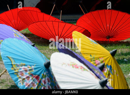 Traditionalle Schirme und Faecher aus Paier werden produziert in einer Papierschirm Fabrik in Chiang Mai im norden von Thailand in Suedostasien. Stock Photo