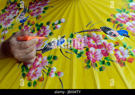 Traditionalle Schirme und Faecher aus Paier werden produziert in einer Papierschirm Fabrik in Chiang Mai im norden von Thailand in Suedostasien. Stock Photo