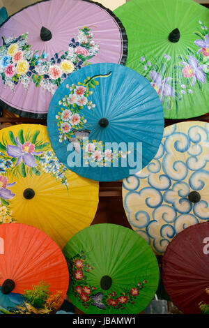 Traditionalle Schirme und Faecher aus Paier werden produziert in einer Papierschirm Fabrik in Chiang Mai im norden von Thailand in Suedostasien. Stock Photo