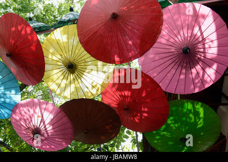 Traditionalle Schirme und Faecher aus Paier werden produziert in einer Papierschirm Fabrik in Chiang Mai im norden von Thailand in Suedostasien. Stock Photo