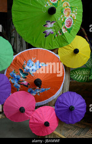 Traditionalle Schirme und Faecher aus Paier werden produziert in einer Papierschirm Fabrik in Chiang Mai im norden von Thailand in Suedostasien. Stock Photo