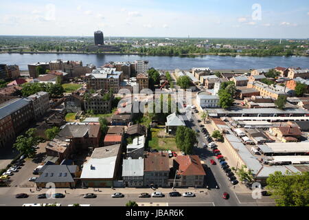 Das Stadtpanorama ueber die Altstadt von Riga der Hauptstadt