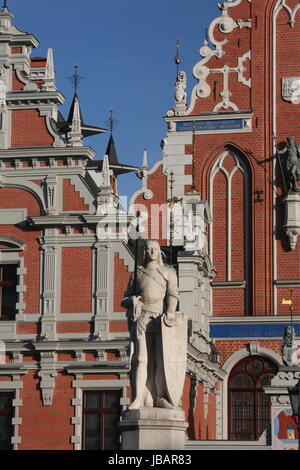 Die Petrikirche und das Schwarzhaeupterhaus in der Altstadt von Riga der Hauptststadt von Lettland im Baltikum in Osteuropa.