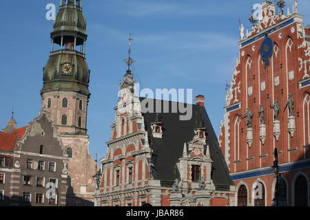 Die Petrikirche und das Schwarzhaeupterhaus in der Altstadt von Riga der Hauptststadt von Lettland im Baltikum in Osteuropa.