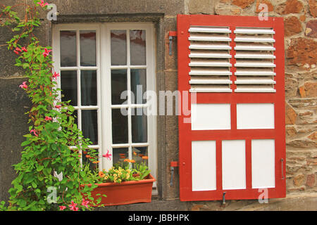 Dekoratives Holzfenster mit Fensterladen und Blumen in Monreal, Eifel, Rheinland-Pfalz, Deutschland Stock Photo