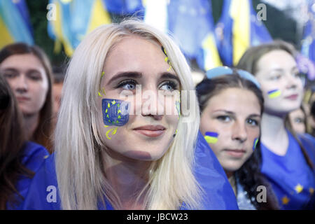 Kiev, Ukraine. 10th June, 2017. Ukrainians with the EU flags in hands and painted faces attend a concert dedicated to liberalize the visa regime of Ukraine with the European Union, in Kiev, Ukraine, on 10 June 2017. Ukraine celebrates visa-free travel to Europe as a waiver agreed with the EU enters into force on 11 June. Credit: Serg Glovny/ZUMA Wire/Alamy Live News Stock Photo