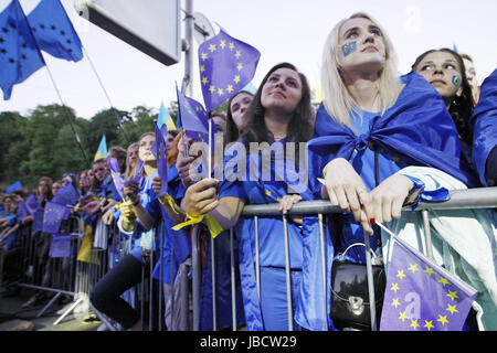 Kiev, Ukraine. 10th June, 2017. Ukrainians with the EU flags in hands and painted faces attend a concert dedicated to liberalize the visa regime of Ukraine with the European Union, in Kiev, Ukraine, on 10 June 2017. Ukraine celebrates visa-free travel to Europe as a waiver agreed with the EU enters into force on 11 June. Credit: Serg Glovny/ZUMA Wire/Alamy Live News Stock Photo