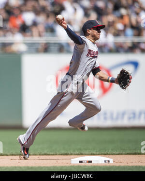 San Francisco Giants' Ehire Adrianza (6)lays down a bunt during the ...