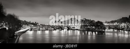Black & White panoramic of Ile de la Cite, the Seine River and Pont Neuf at Dawn. Paris, 1st Arrondissement, France Stock Photo