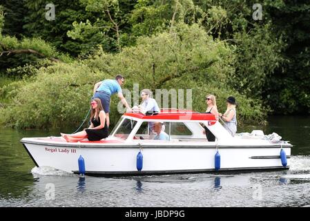 'Regal Lady III' makes its way along the River Thames towards Boulter's Lock in Maidenhead Riverside. Stock Photo