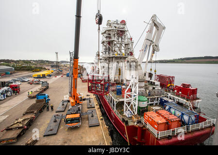 North Sea Oil Vessel Seawell Being Unloaded At Dundee Stock Photo - Alamy