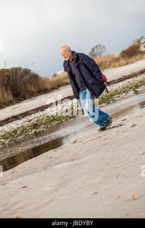 lachender glücklicher aktiver rentner senior älterer mann im herbst im freien Stock Photo