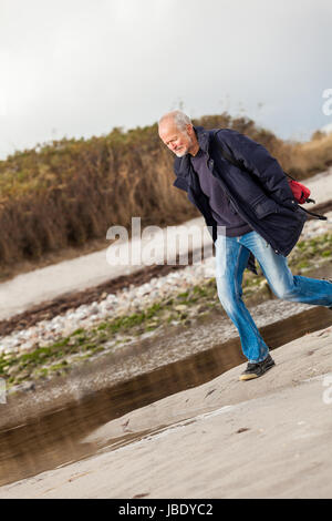 lachender glücklicher aktiver rentner senior älterer mann im herbst im freien Stock Photo