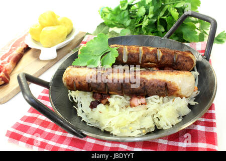 eine Pfanne mit Sauerkraut und Rostbratwurst Stock Photo
