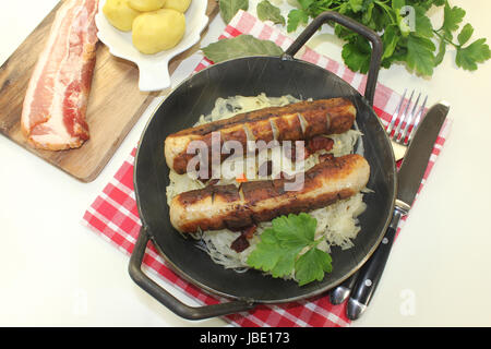 eine Pfanne mit Sauerkraut und Rostbratwurst Stock Photo