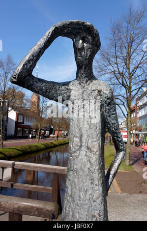 Skulptur der Kieker am Hauptkanal, Papenburg, Nidersachsen, Deutschland Stock Photo