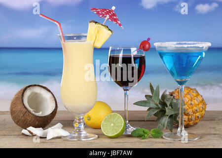 Cocktails wie Pina Colada und Blue Curacao am Strand und Meer im Urlaub