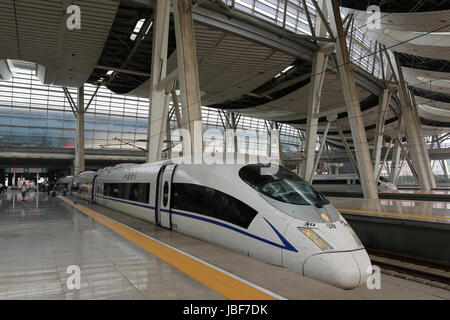 Peking, China - 18. September 2013: Ein Hochgeschwindigkeitszug der Baureihe CRH3 steht im Südbahnhof von Peking in China. Der CRH3 ist ein von Siemens gebauter Zug auf der Basis des deutschen Typs ICE3.