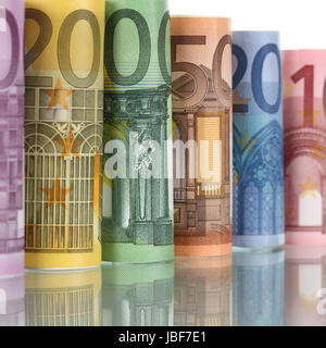 Gerollte Euro Scheine der Europäischen Union in einer Reihe Stock Photo