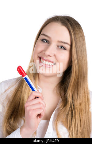 Freigestelltes Foto einer jungen lächelden Frau, die einen Stift hält Stock Photo