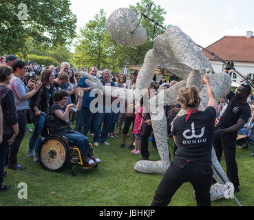 Neuhardenberg, Germany. 10th June, 2017. The artist collective 'Dundu' from Germany with their show 'The Gentle Giant' can be seen at this year's 'Neuhardenberg Night' at the palace of Neuhardenberg, Germany, 10 June 2017. The Foundation Palace Neuhardenberg is celebrating a wonderful Neuhardenberg Night again this year. Performances, music and fireworks will be shown. Photo: Patrick Pleul/dpa-Zentralbild/dpa/Alamy Live News Stock Photo