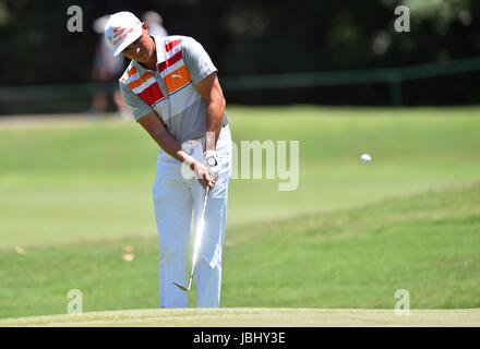 Memphis, TN, USA. 09th June, 2017. Rickie Fowler chips the ball onto the first green during the second round of the FedEx St. Jude Classic at TPC Southwind in Memphis, TN. Austin McAfee/CSM/Alamy Live News