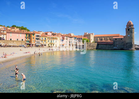 Shallow waters of Boramar Beach overlooked by the Notre Dame des Anges, Collioure, Côte Vermeille, France Stock Photo