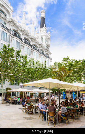 Busy cafés and restaurants in pedestrianized Plaza del Angel, Madrid, Spain Stock Photo