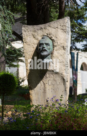 Bust of Dutch painter Vincent Van Gogh in the Jardin d'Ete, Arles, France Stock Photo