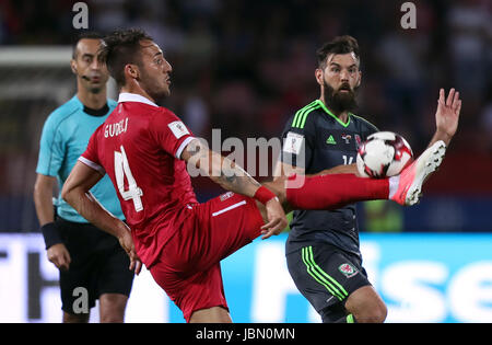 Serbia's Nemanja Gudelj (left) and Wales' Joe Ledley battle for the ball during the 2018 FIFA World Cup Qualifying, Group D match at the Rajko Mitic Stadium, Belgrade. PRESS ASSOCIATION Photo. Picture date: Sunday June 11, 2017. See PA story SOCCER Serbia. Photo credit should read: Simon Cooper/PA Wire. . Stock Photo