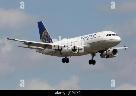 Miami, Florida - 10. April 2014: Ein Airbus A319 der United Airlines mit der Registrierung N805UA landet auf dem Flughafen von Miami (MIA) in Florida. United Airlines ist eine US-amerikanische Fluggesellschaft mit dem Hauptsitz in Chicago. Sie ist mit 92 Millionen Passagieren im Jahr 2012 sowie 695 Flugzeugen die größte Fluggesellschaft der Welt. Stock Photo