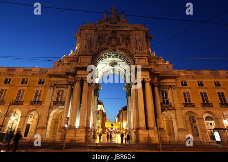 Der Parca do Comercio mit dem Arco da Victoria in der Altstadt von Lissabon  in Portugal. Stock Photo