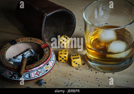 Wuerfelspiel mit Zigarre und alkoholischem Getraenk. Wuerfelspiel mit Zigarre und alkoholischem Getraenk.