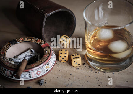 Wuerfelspiel mit Zigarre und alkoholischem Getraenk.