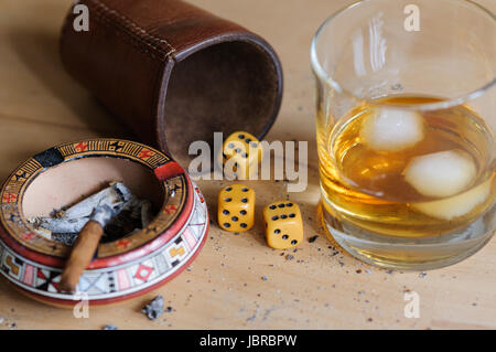 Wuerfelspiel mit Zigarre und alkoholischem Getraenk.