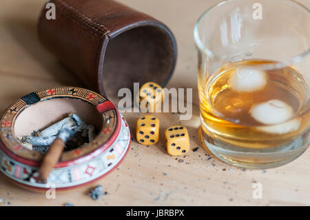 Wuerfelspiel mit Zigarre und alkoholischem Getraenk. Wuerfelspiel mit Zigarre und alkoholischem Getraenk.